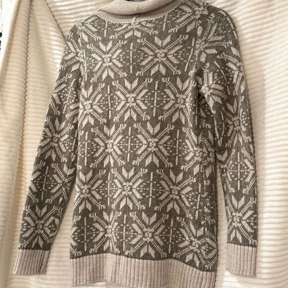 Eddie Bauer cardigan. Size S. Woven with wooden buttons - Picture 2 of 4